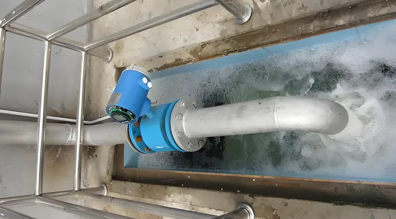 Lưu lượng nước thải được đo bằng máy đo từ trường Wastewater flow measured by magmeter
