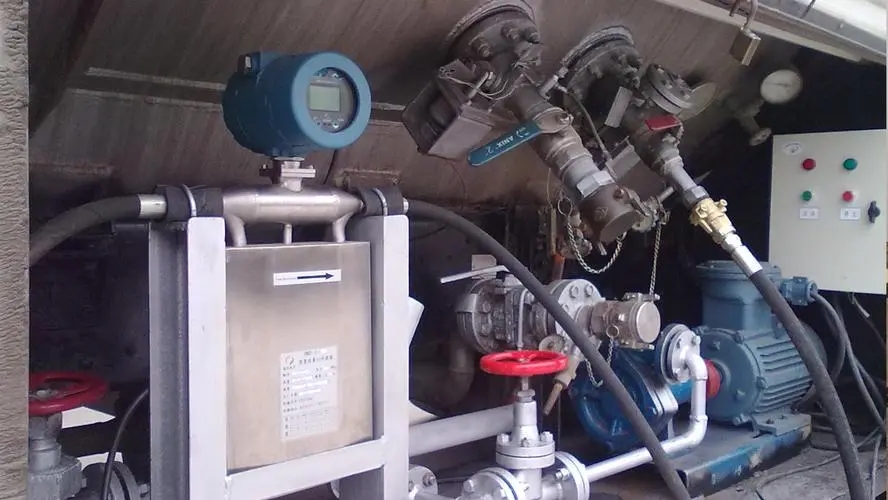 Liquid mass flow meter