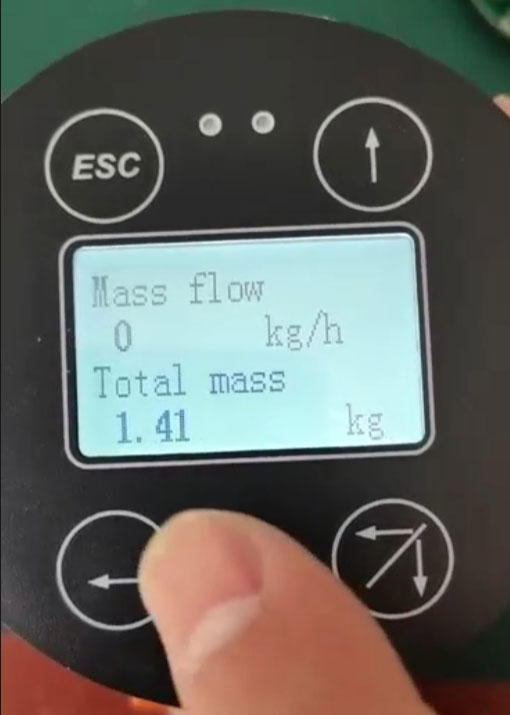 Lưu lượng kế khối Coriolis cung cấp nhiều thông số. Coriolis mass flowmeter provides multiple parameters