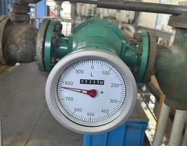 Lưu lượng kế cơ học dùng để đo lưu lượng glycol. Mechanical flow meter for glycol flow measurement